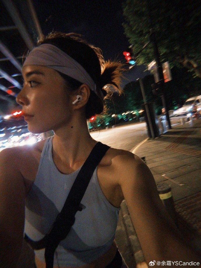余霜分享健身照:🥹活下来了 甚至还骑车🚵🏻半小时回家了