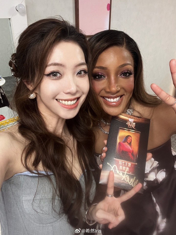 希然晒与合作歌手米奇盖勒合影:总 决 赛 见 !米奇妈妈最棒
