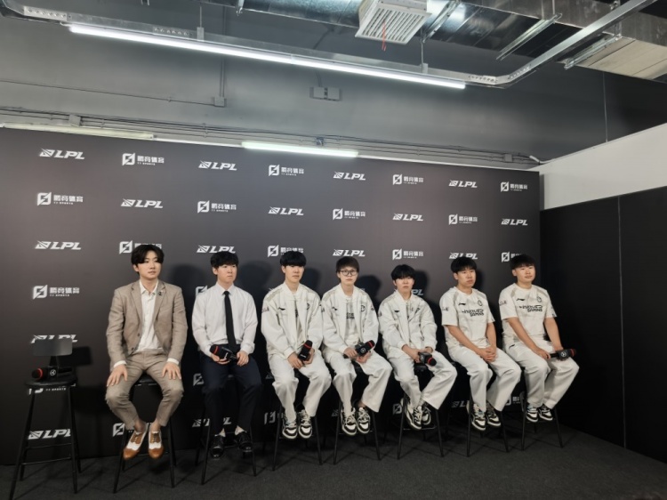 iG赛后群访 教练:小失误同时在一场比赛爆发出来就会很艰难