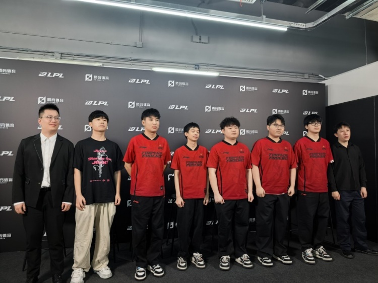 FPX赛后群访 Care:打iG没有特别的准备 Rookie太强 我对线没打好