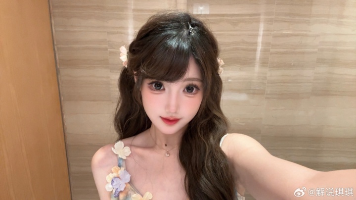 KPL解说琪琪晒照:今天是油画风 这套妆造肿么样呀~