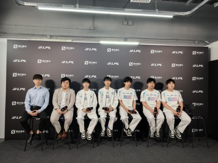BLG赛后群访 教练:选手们都很强 只是出了一些问题 回去改进
