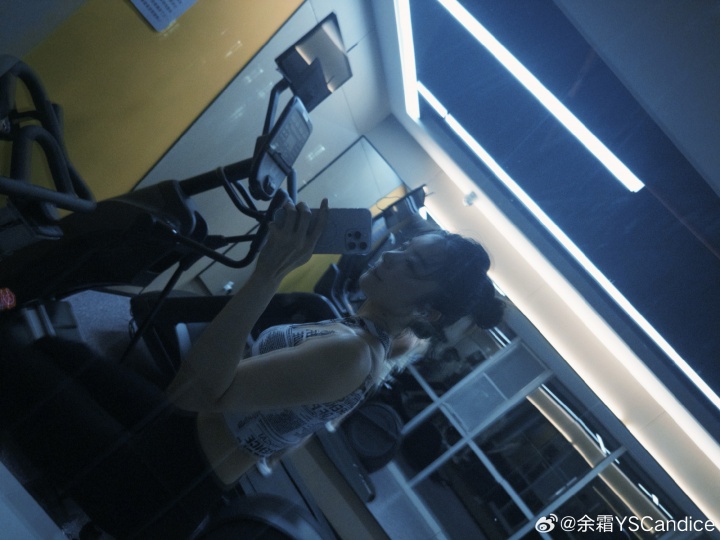 运动强度这么大?余霜晒照香汗淋漓:别有一番滋味