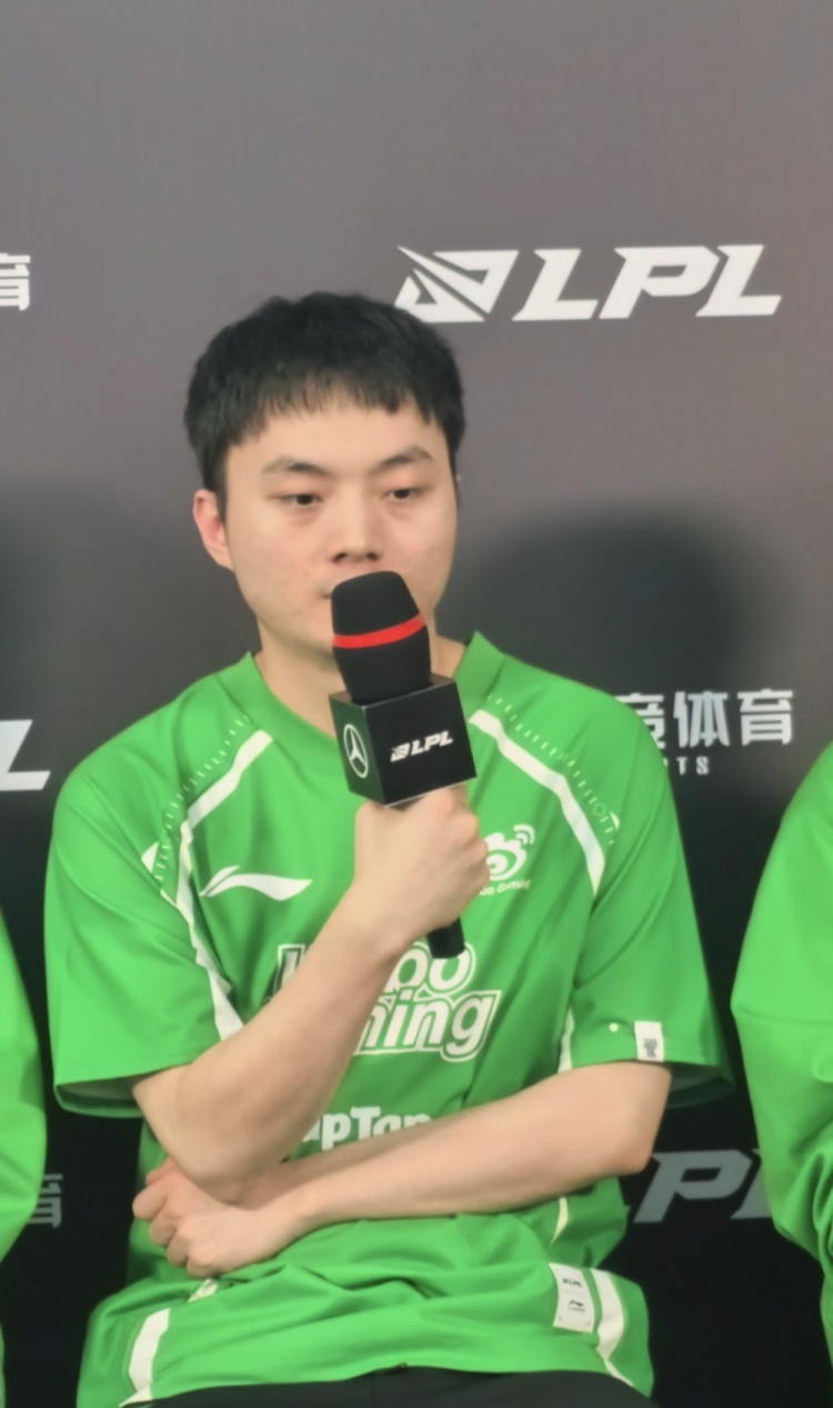 不解释下你飞那几波吗?Light:第一局难结束是因为有人脱节了