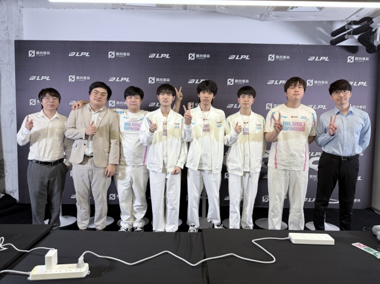 BLG赛后群访 教练:我们调整了游戏内的打法 期望是可以进决赛吧