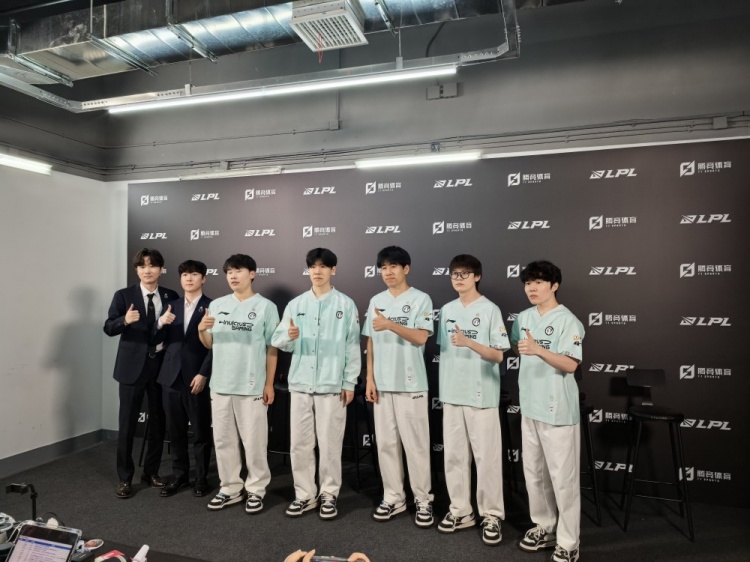 iG赛后群访 教练:季后赛的目标理所当然是冠军 队伍仍有成长空间