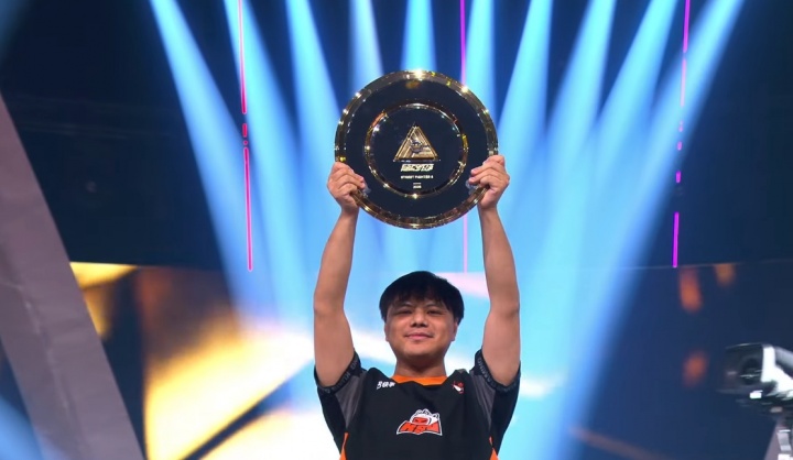 见证历史🏆36岁Xiaohai卫冕电竞世界杯街霸6冠军,奖金25万刀