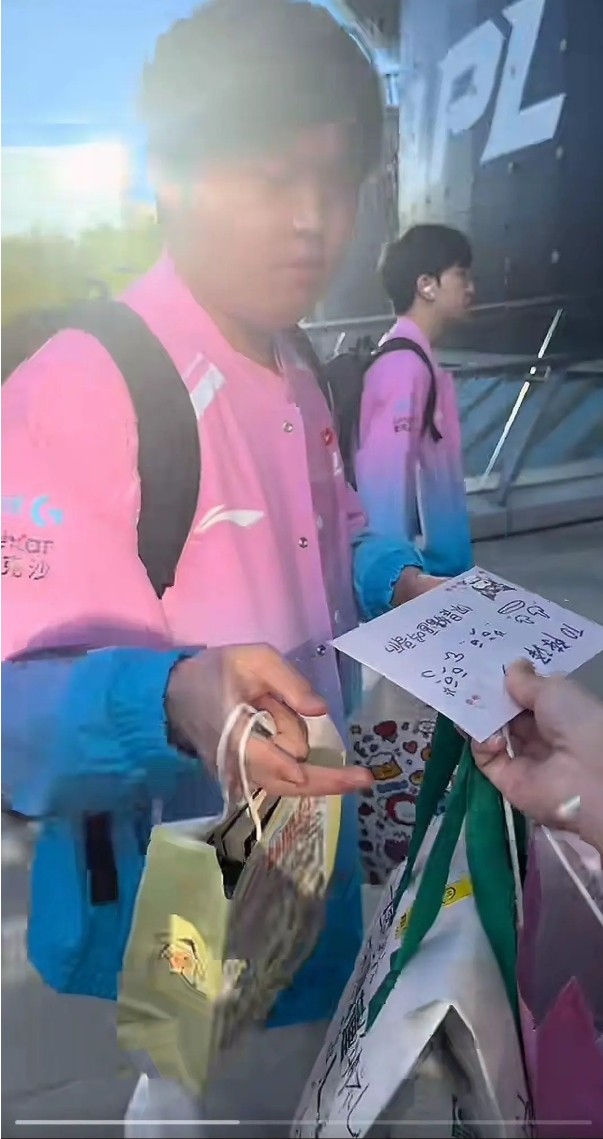 恨铁不成钢?!粉丝为Bin递上应援牌 上书“陈泽彬,你是猪逼吗”