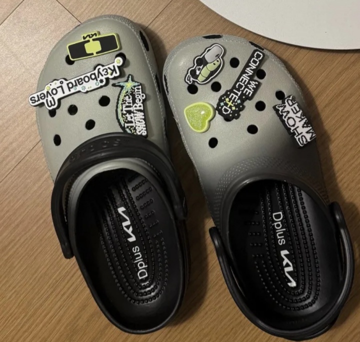 志宣感谢DK的洞洞鞋礼物:谢谢DK这双可爱的Crocs