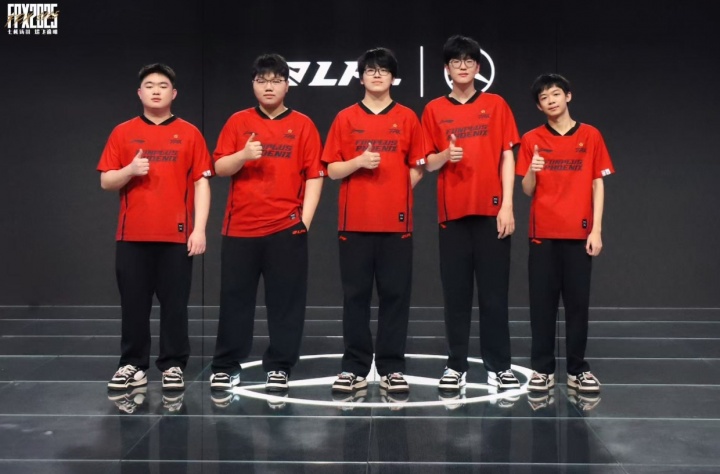 Jiejie更博晒FPX合照:大家辛苦了