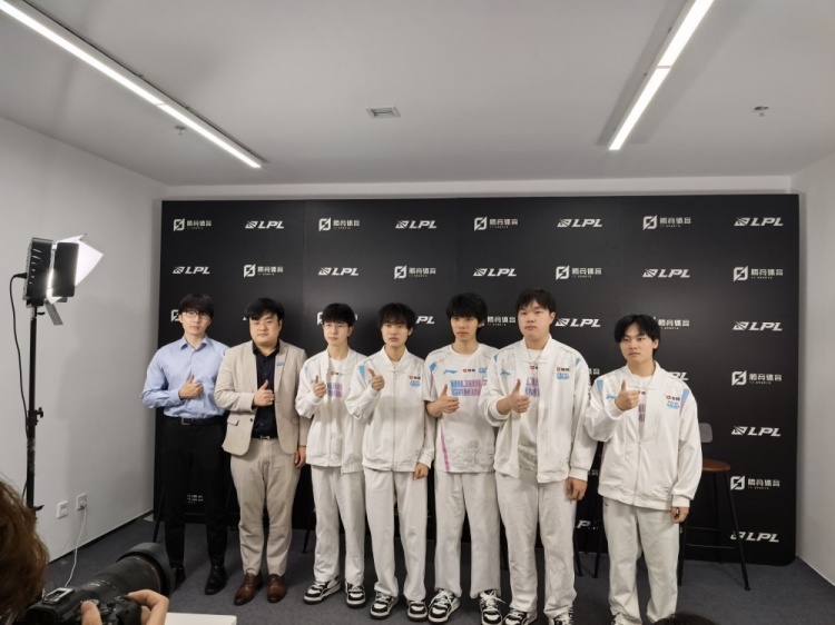 BLG赛后群访 Bin:更进一步的目标是拿冠军 希望以后多参与公益