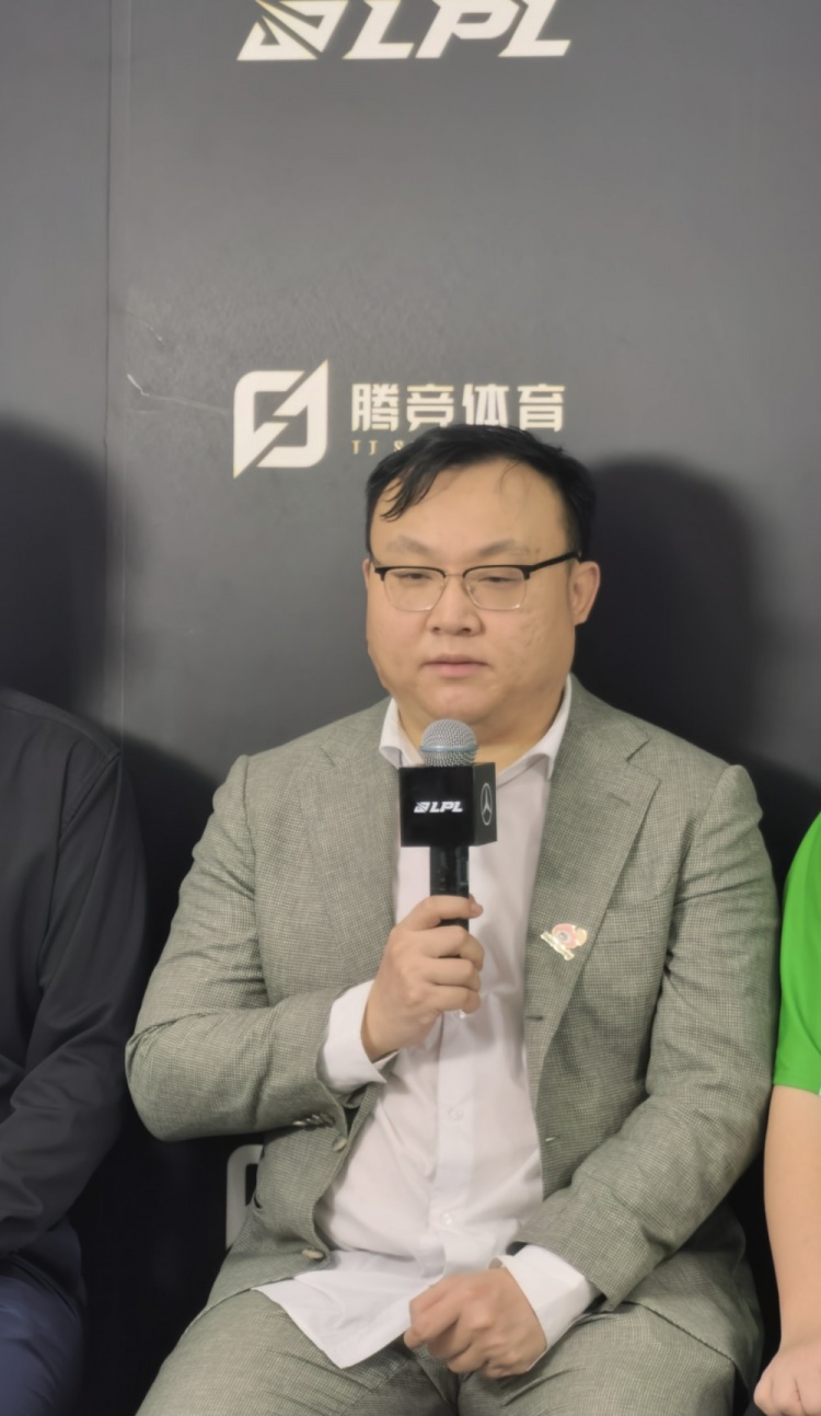 现在感觉还能赶上TES大巴!WBG教练:今天没做什么BP博弈