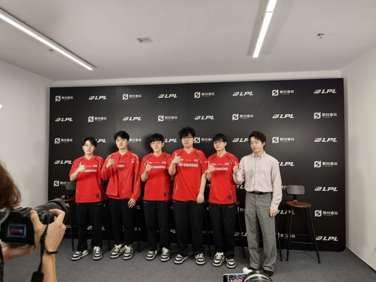 JDG赛后群访 厂长:对面亮寡妇攻击我心态 但还好吧