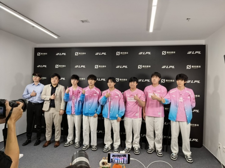 Bin哥怎么这么谦虚?Knight:希望世界赛发挥好点把冠军留在中国