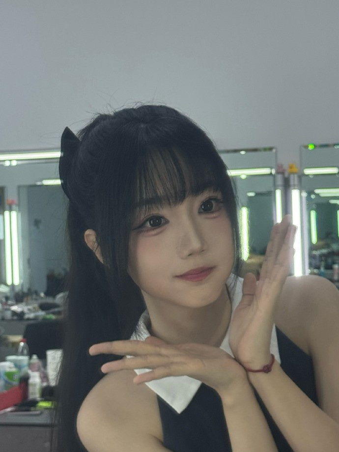 主持十月晒工作照:恭喜!BLG!强者对话真好看吧!