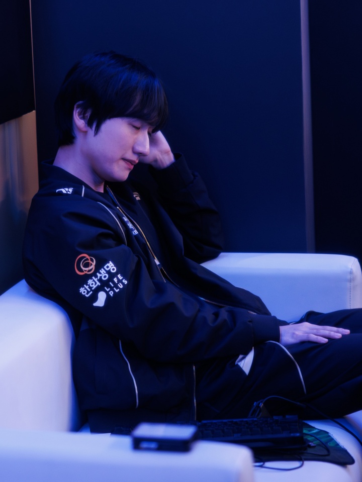 💔lolesports赛后更新照片:小花生Peanut在后台调整心情😭