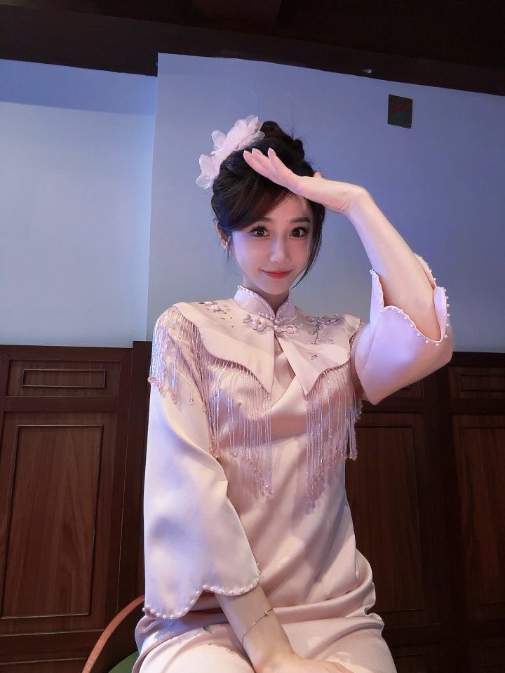 主持小悠珊珊晒照:托lol手游线下赛的福,在南京解锁旗袍主持新体验!