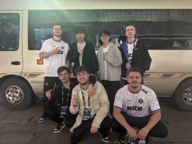 联动！CS小蜜蜂五人组与GALA、Meiko合影🐝