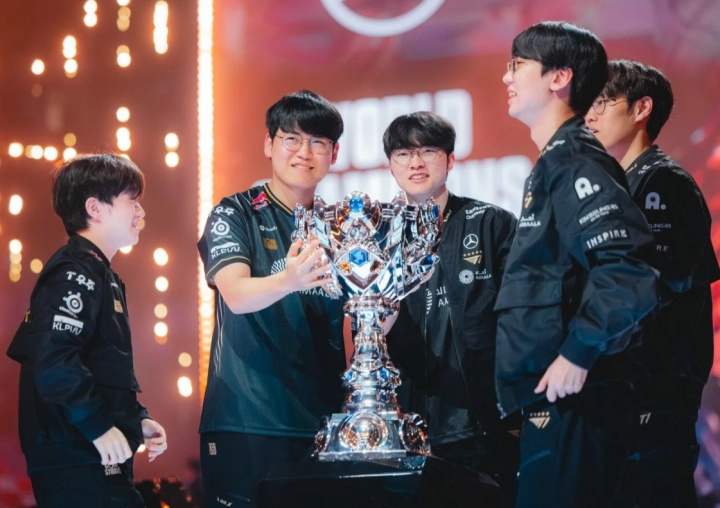kkOma:Tom教练获得了S赛三连冠,若能为他出眼石皮肤就好了
