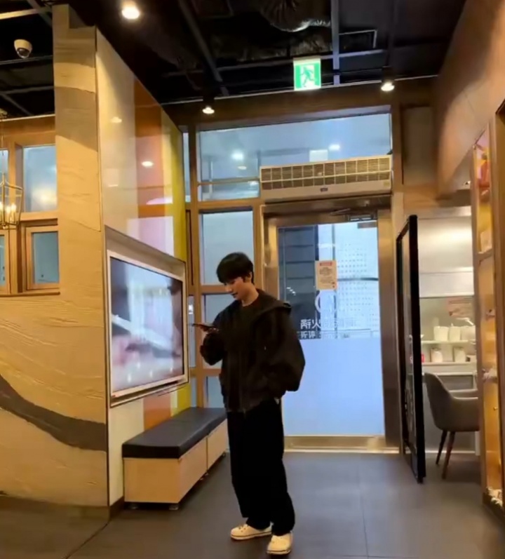 海底捞?T1“食堂”!网友偶遇Faker、Peanut、Oner、老实人吃海底捞