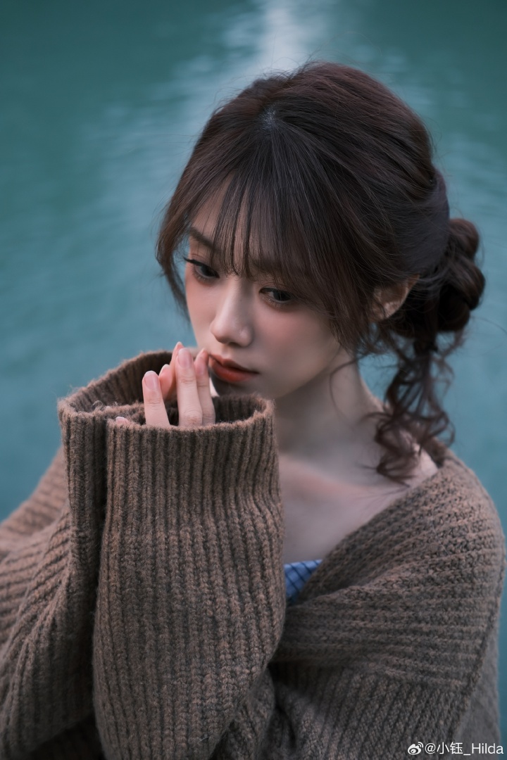 LPL美女主持人小钰晒照:深秋的浙传还是一如既往的美丽~