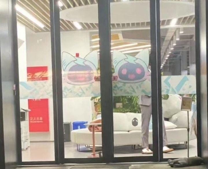 网友分享照片:疑似Daeny教练现身BLG基地!穿搭+鞋子都很像👀