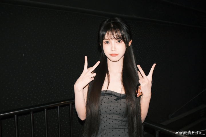 无畏契约女主持人麦麦分享工作照:穿这么少不怕冷么😍