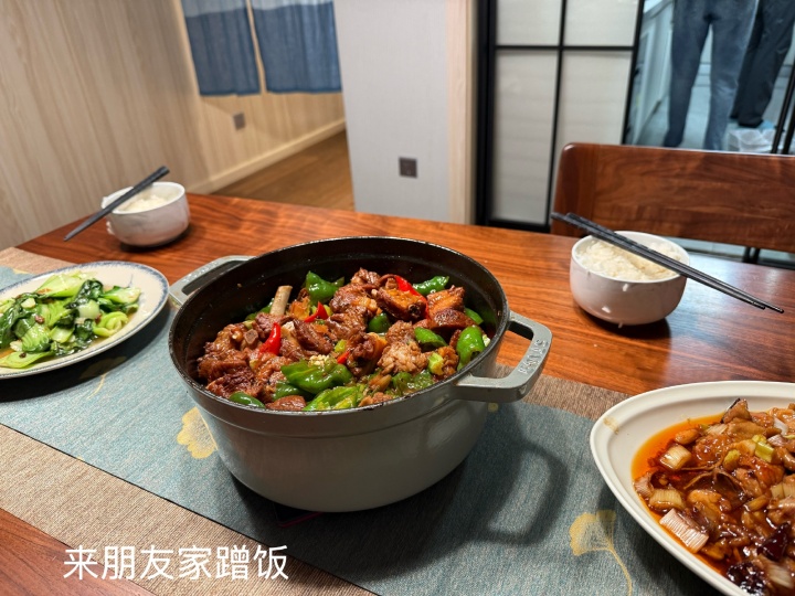 圣枪哥晒出休赛期旅游照:与Meiko等好友聚首,还收到邓紫棋签名
