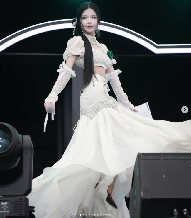 越南赛区女主持maidora晒照:主持活动的返图😍