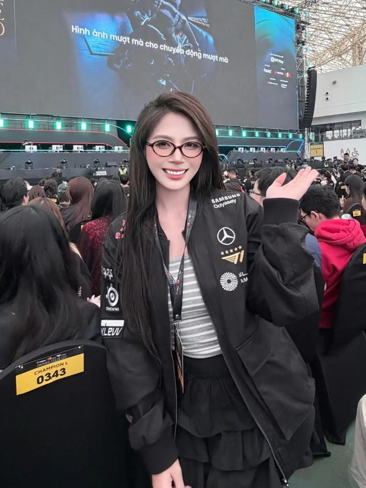 越南女粉丝晒出参加T1线下见面会活动照:甜美笑容+大长腿😍