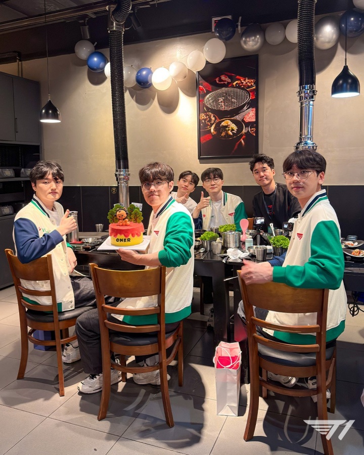 T1公布首发选手聚餐合照:吃着烤肉给Oner庆祝生日🍰
