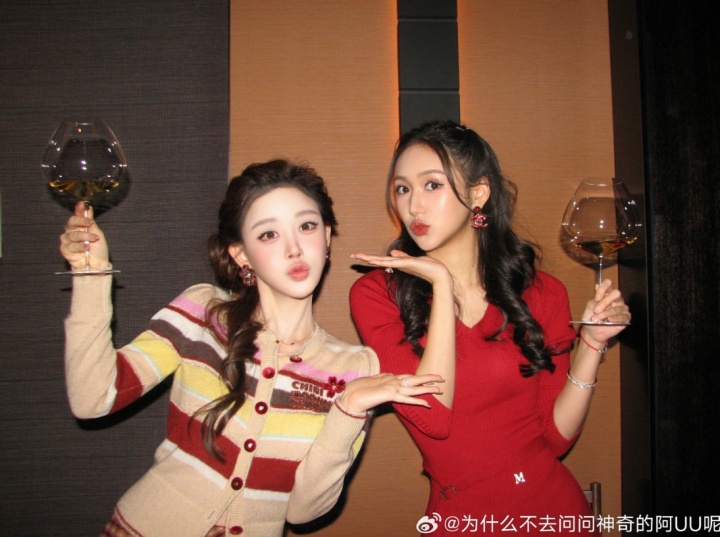 S3亚军中单前女友UU妹晒照：🎄