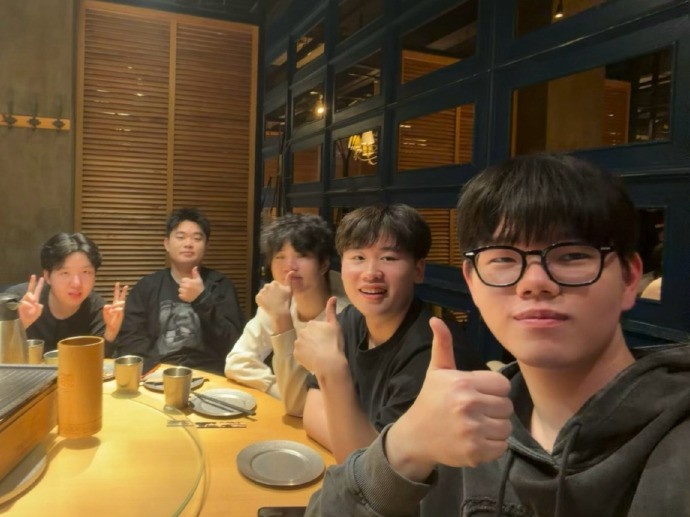 IG分享选手聚餐合照:2025年的最后一张合照 孩子们明天比赛加油