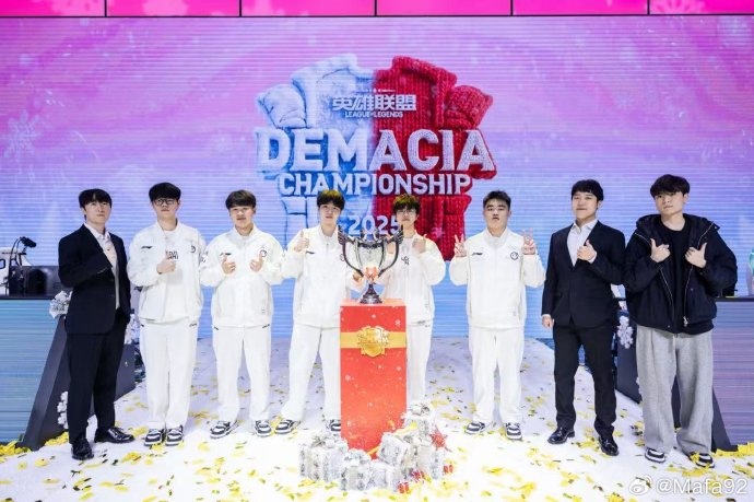 IG教练Mafa更新选手教练与德杯奖杯的合照：谢谢☺️ ​​​