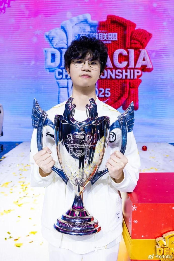 Photic晒举起德杯奖杯照片:2026新的开始🏆