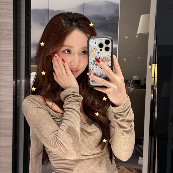 戈曼妮晒照:忘记给大家看我的新年美甲