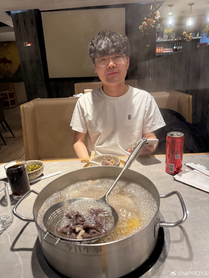 Hoya晒照聚餐:🐮☺️☺️