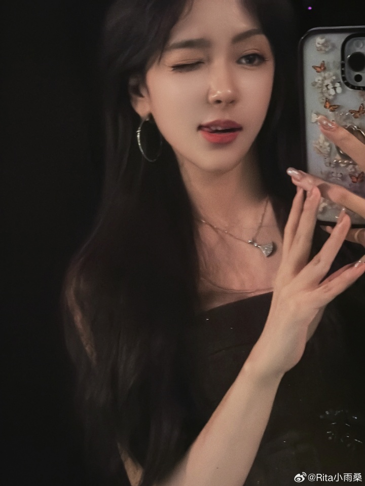 LPL官方解说Rita晒自拍照:你好,带你海斗!