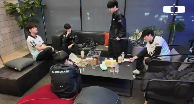 CvMax教练休息室训话:你们有想要比对面打得好的野心吗?你们在致敬对手吗?