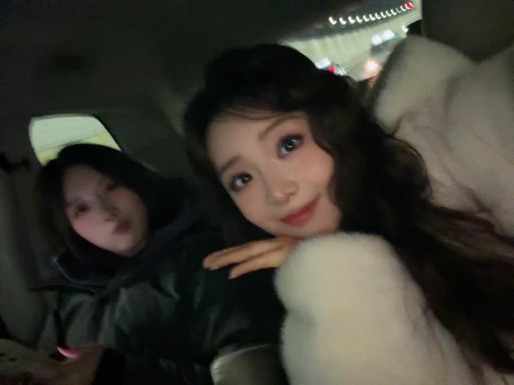 有那味了!LPL女主持人余霜晒照:晚安!!!!