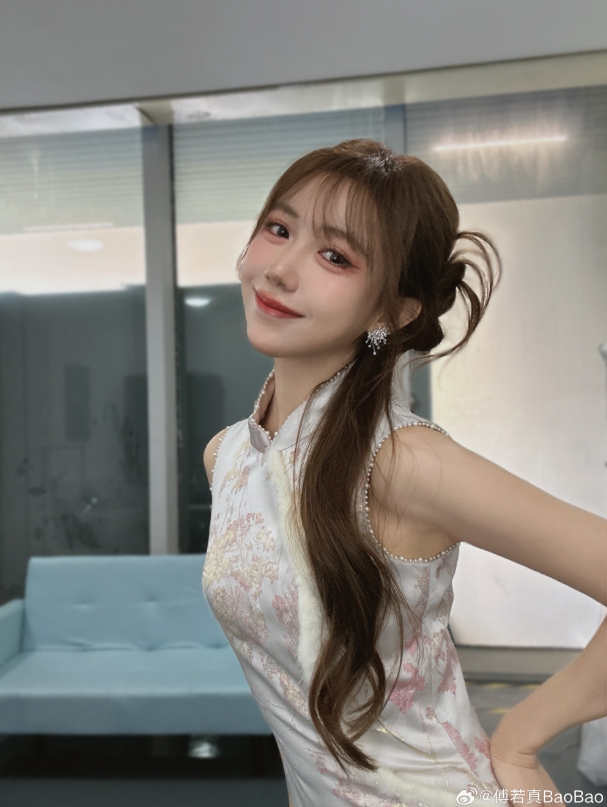 🥰保养得真好~LPL女主持BaoBao晒照:年前的班就上到这了