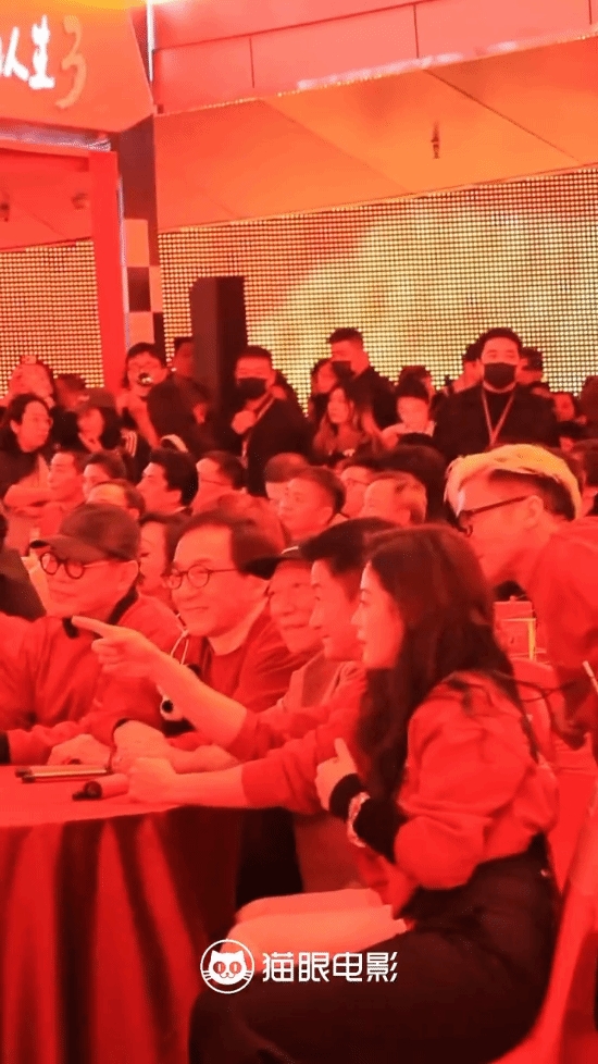 成龙与《镖人》剧组合照!成龙李连杰吴京一众武打巨星齐同框