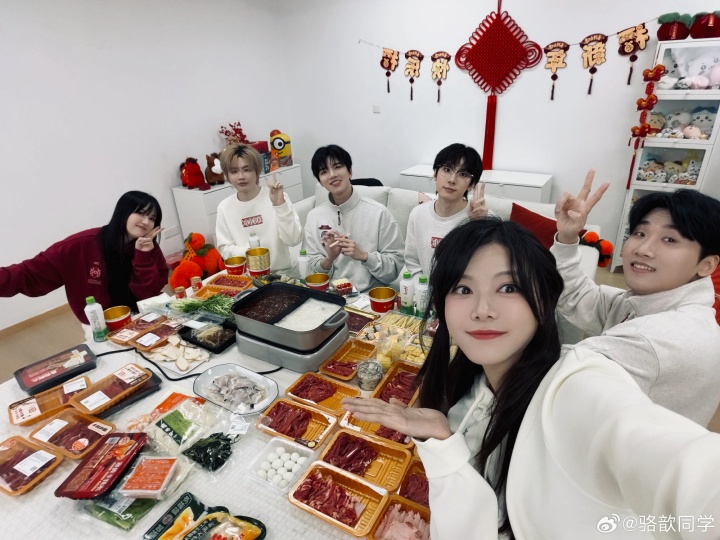 骆歆分享与Baolan/Crisp等人合照：大包小包真是过年好了家人们~