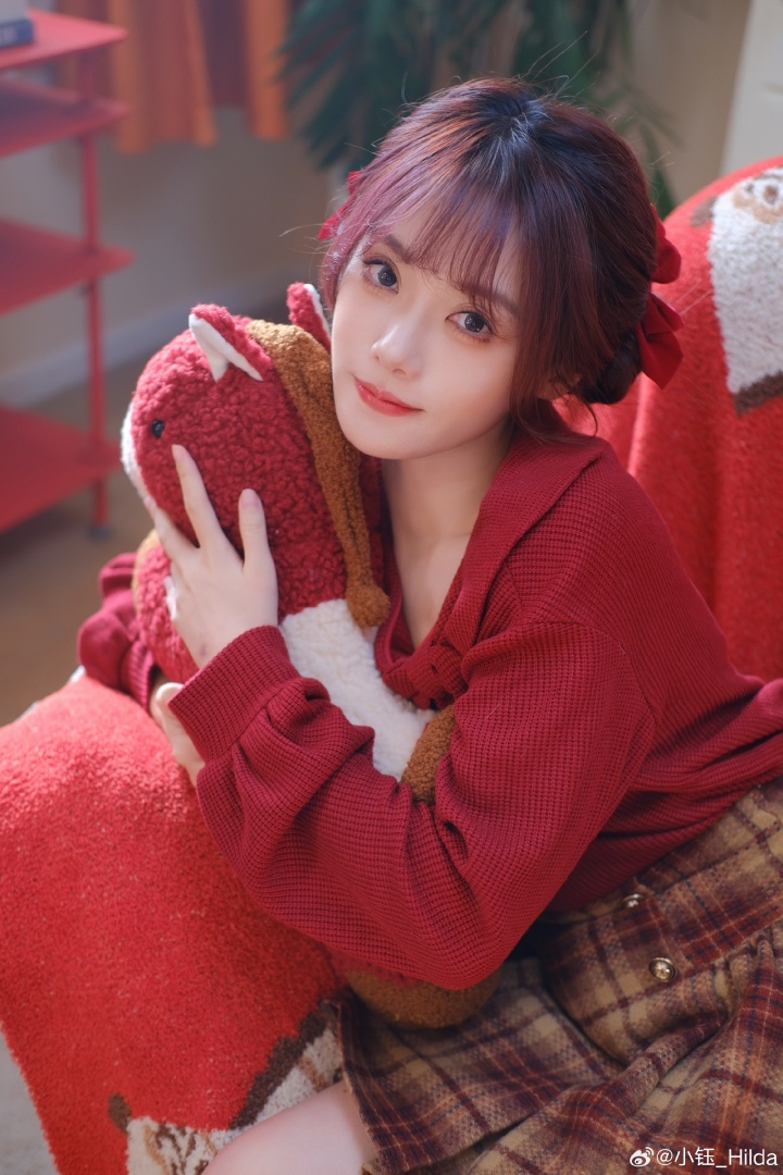 LPL女主持小钰晒照：迎财神咯~财神爷爷请多来！！！