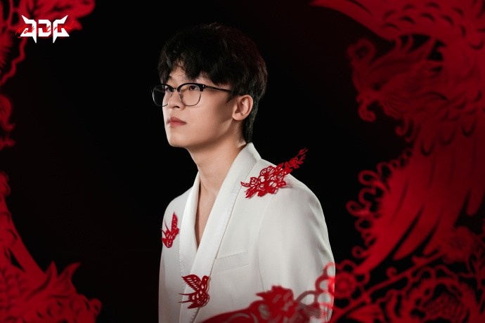 JDG分享Vampire新年主题照片:骏马迎新岁,福至自天长