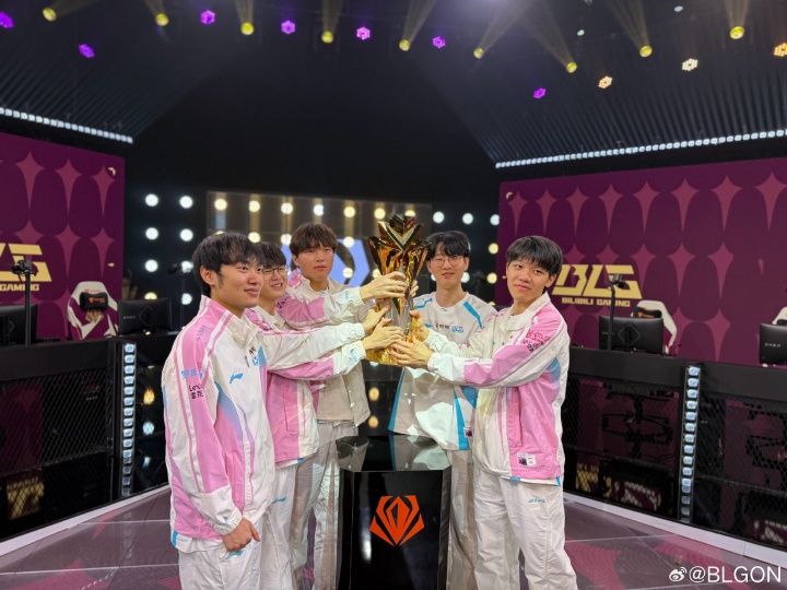 媒体人:BLG不是换了AD夺冠 明星是Xun回归加教练 不过最重要的变上路版本了