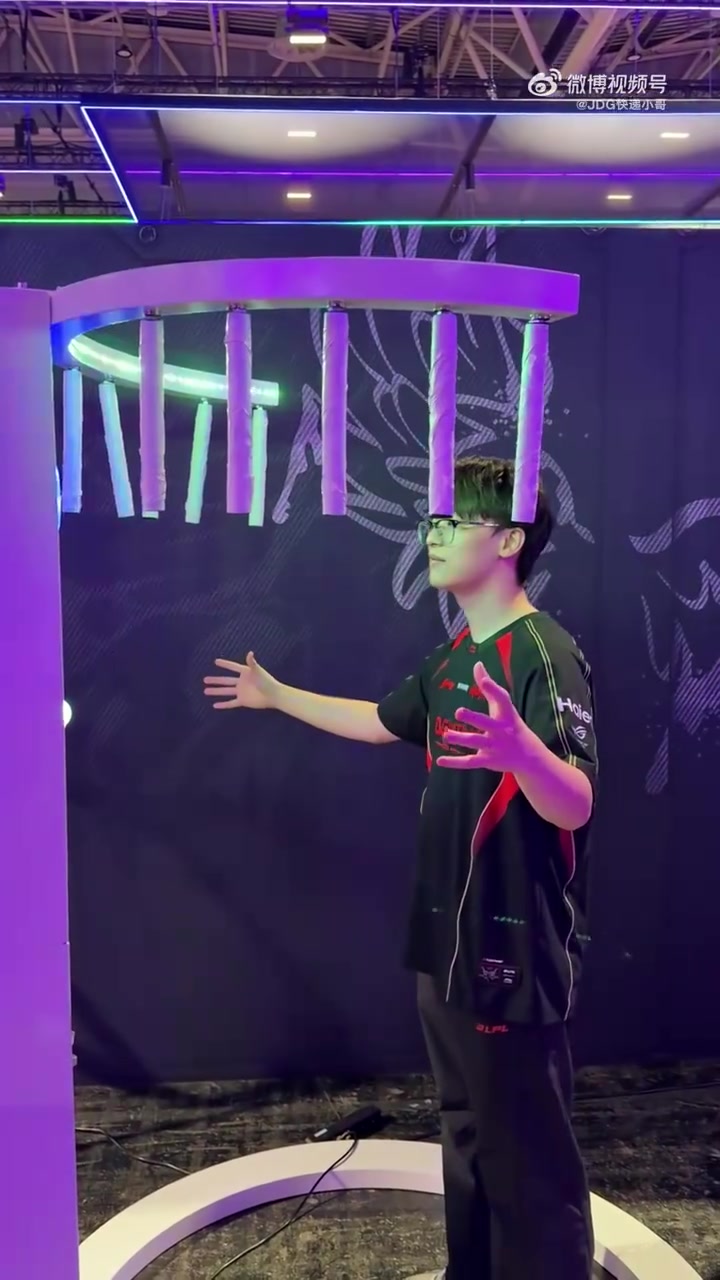 JDG分享Vampire接棒反应挑战：小哥没有笑的意思