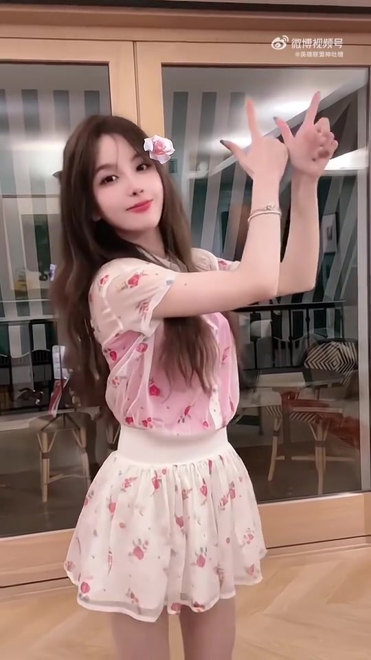 少女感十足～解说Rita分享视频：穿小碎花裙跳手势舞