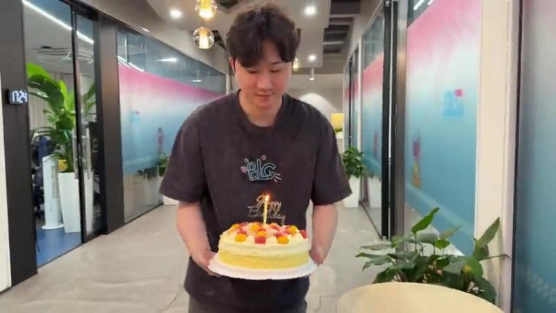 圣枪哥切蛋糕Vlog：Bin拍手没能跟上节拍 Xun唱生日歌超大声