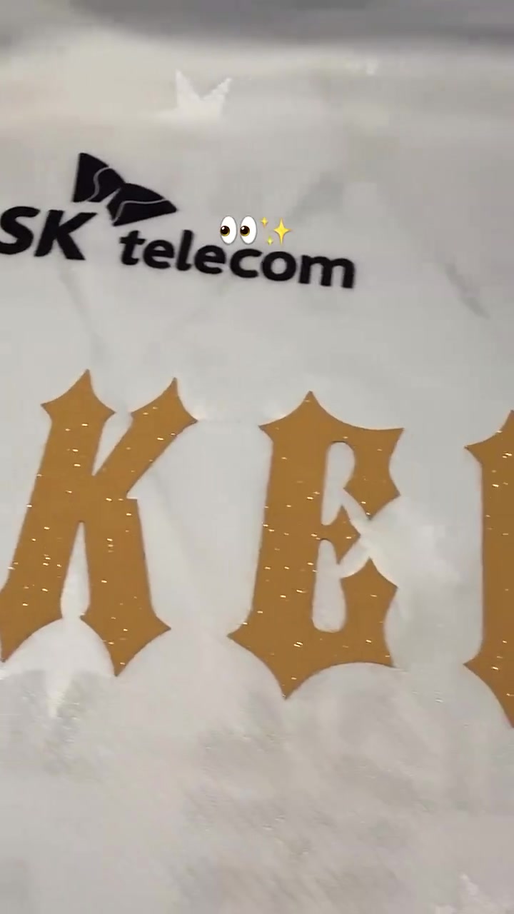 T1分享2026全球总决赛队服背面细节：队员字号闪耀金光！